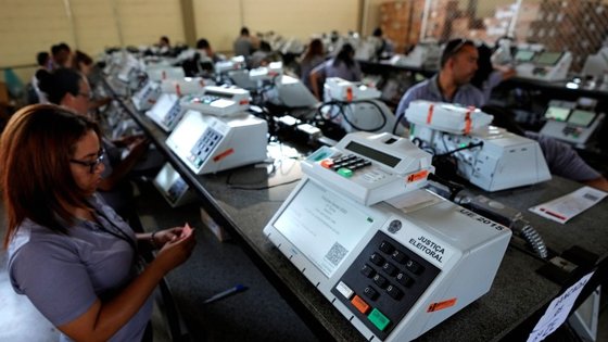 지난 10월 19일(현지시간) 브라질 수도 브라질리아에서 선거 당국 직원들이 대선 결선투표에 대비해 전자투표기 봉인 작업을 하고 있다. AP=연합뉴스