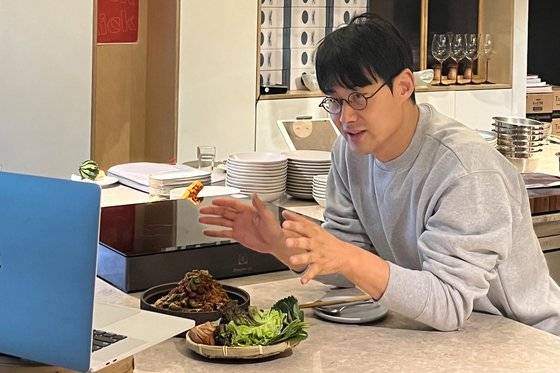 박민혁 셰프가 지글지글클럽 참가자들과 이야기를 나누고 있다. 사진 지글지글클럽