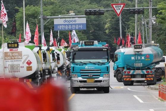 지난 6월 운송료 인상 등을 요구하며 총파업을 시작한 민주노총 화물연대 오일탱크로리지부 소속 유조차들이 세워져 있다.   연합뉴스