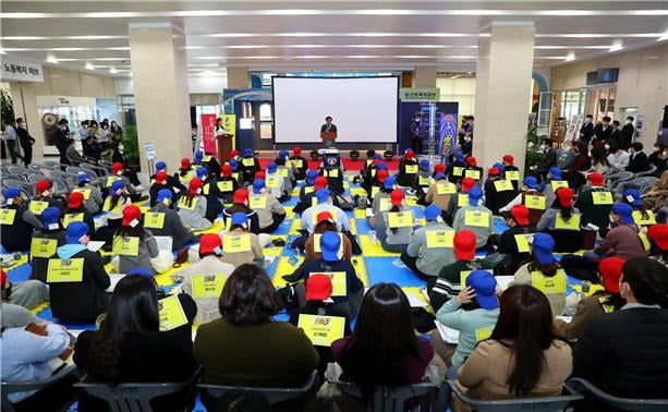 근로복지공단 임직원들이 23일 청오름문화축제 ‘청렴하day’ 행사에 참여하고 있다. 근로복지공단 제공