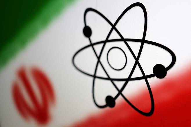 이란 국기 앞 원자력 모형. 로이터연합뉴스