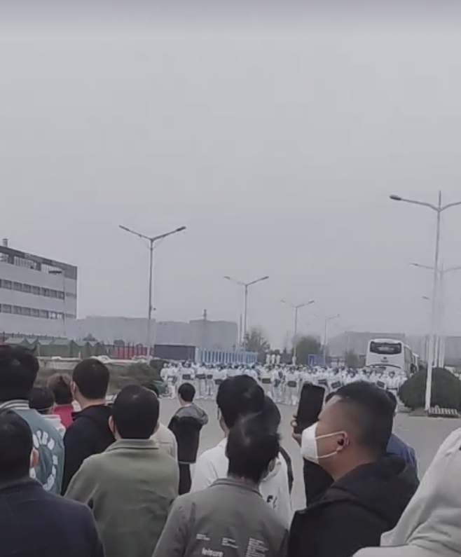 중국 정저우 폭스콘 공장에서 노동자들이 먼 거리에서 방패를 든 경찰과 대치하고 있는 듯한 모습이 담긴 사진이 트위터에 올라와 있다. 트위터 캡처