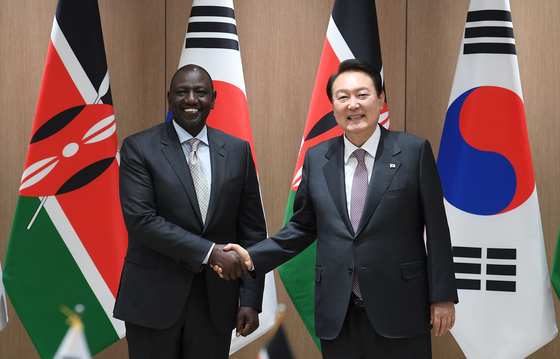 President Yoon Suk-yeol, right, shakes hands with Kenyan President William Ruto at the Yongsan Presidential Office in Seoul on Wednesday. [JOINT PRESS CORPS]