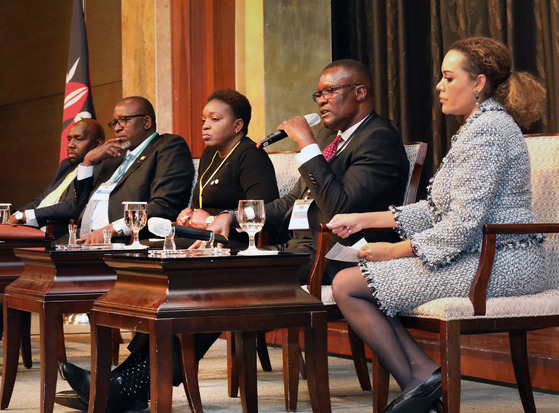 From left, Kenya's Cabinet Secretary for Roads and Transport Kipchumba Murkomen, Cabinet Secretary for Agriculture and Livestock Mithika Linturi, Cabinet Secretary for Health Susan Wafula, Cabinet Secretary for ICT and Digital Economy Eliud Owalo, and Ambassador of Kenya to Korea Mwende Mwinzi, at the business forum hosted by the embassy in Seoul on Wednesday. [PARK SANG-MOON]