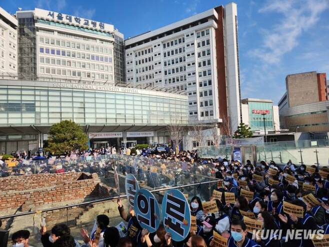 23일 서울대병원 본관 앞에 1100여명의 서울대병원 노조 조합원이 집결했다.   사진=박선혜 기자