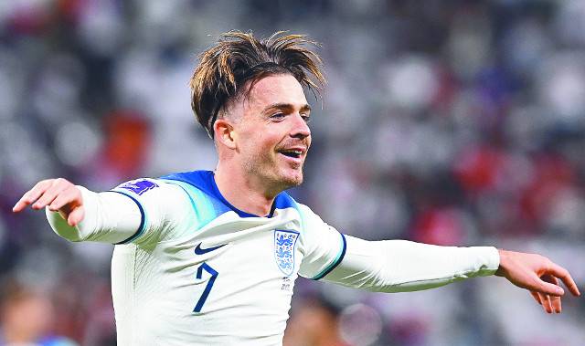 잉글랜드 축구 대표팀 잭 그릴리시가 21일(한국시간) 카타르 도하의 칼리파 인터내셔널 스타디움에서 열린 2022 카타르월드컵 조별리그 B조 이란전에서 월드컵 데뷔골을 넣은 뒤 양 팔을 좌우로 뻗는 세리머니를 하고 있다. EPA연합뉴스