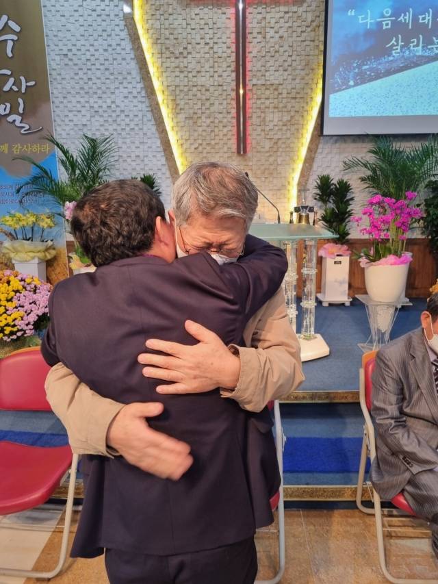 김필수(뒷 모습) 목사가 지난 11일 전북 군산 비전교회에서 열린 '호남특별연회 원로목사 부부 초청 위로회’에서 한 은퇴 목회자를 끌어안으며 감사의 뜻을 전하고 있다. 비전교회 제공