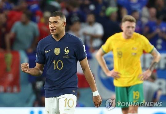 22일 오후(현지시간) 카타르 알와크라 알자눕 스타디움에서 열린 2022 카타르 월드컵 조별리그 D조 프랑스와 호주 경기. 프랑스 킬리안 음바페가 헤더골을 성공시킨 뒤 기뻐하고 있다.[사진=연합뉴스]