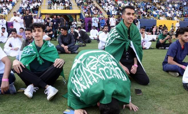 승리를 기념하는 사우디아라비아 응원단 / 사진=로이터