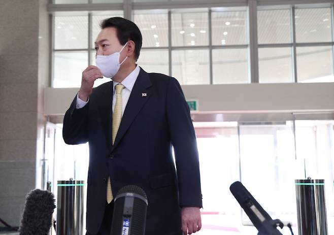 ▲윤석열 대통령이 지난 18일 출근길 약식 기자회견을 마치고 돌아서는 모습. ⓒ연합뉴스