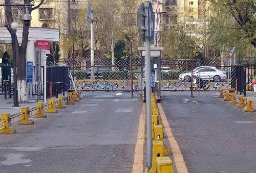 코로나19 확진자가 급증하면서 베이징 차오양구 왕징의 한 아파트 단지가 23일 통째로 봉쇄돼 단지 출입구가 철조망으로 가로막혀 있다.
 <베이징/손일선 특파원>