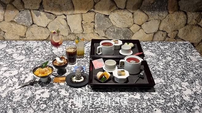 카페 삼다코지 음료와 디저트 메뉴들. [이하린 기자]