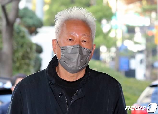 강의 중 일본군 위안부 피해자들이 자발적으로 매춘을 했다는 언급으로 기소된 류석춘 전 연세대 사회학과 교수가 23일 서울 마포구 서울서부지방법원에서 열린 위안부와 정대협 등에 대한 명예훼손 혐의 결심공판에 출석하고 있다. /사진=뉴스1