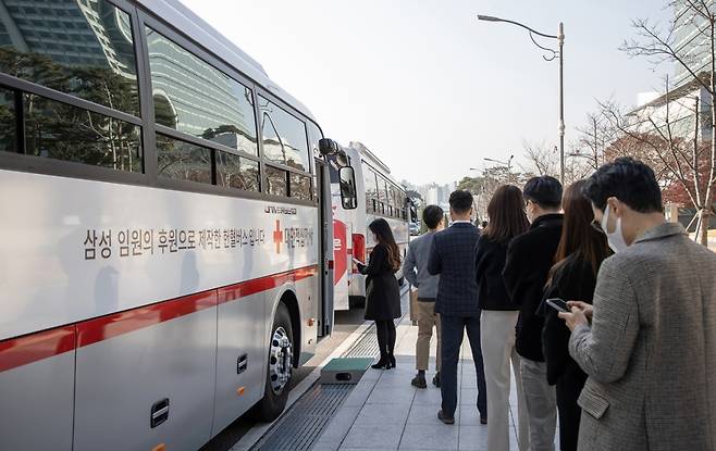 삼성 임직원들이 수원 삼성디지털시티에서 삼성 임원 기부로 제작한 신형 헌혈버스에 올라 헌혈에 참여하고 있는 모습/사진제공=삼성