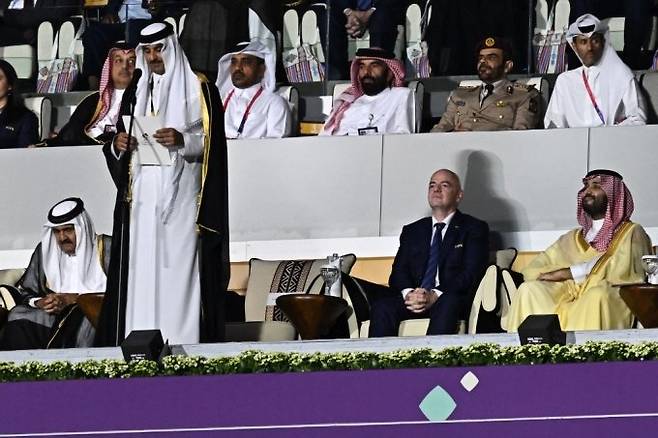 무함마드 빈 살만 사우디아라비아 왕세자(오른쪽 아래)가 20일(현지시간) 카타르에서 열린 2022 월드컵 개막식에서 지아니 인판티노 국제축구연맹(FIFA) 회장 옆에 앉아 있다. /사진=AFP