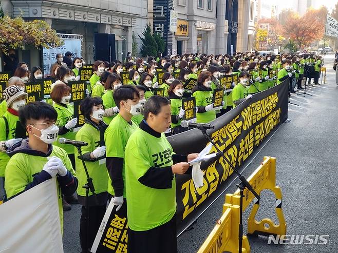 [서울=뉴시스]간호법 제정을 촉구하는 수요집회가 23일 전국에서 모인 500여 명 간호사와 예비간호사, 간호법 제정 추진 범국민운동본부 소속 단체가 참여한 가운데 서울 여의도 국민의힘 당사 앞에서 열렸다. (사진= 대한간호협회 제공) 2022.11.23