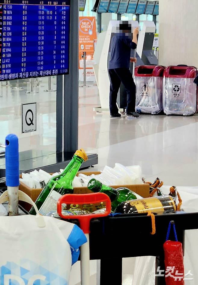 청소중인 제주공항 미화원.