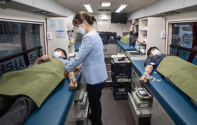 삼성 임직원들이 수원 삼성디지털시티에서 삼성 임원 기부로 제작된 신형 헌혈버스에 올라 헌혈에 참여하고 있는 모습. 삼성전자 제공