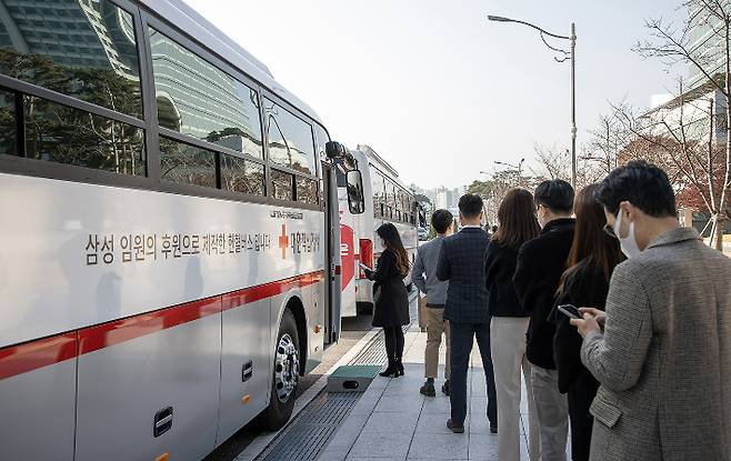 삼성 임직원들이 수원 삼성디지털시티에서 삼성 임원 기부로 제작된 신형 헌혈버스에 올라 헌혈에 참여하고 있는 모습. 삼성전자 제공