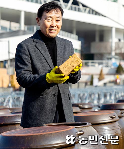 김만수 파주장단콩웰빙마루 대표가 제조시설에서 만든 메주를 깨끗이 소독된 항아리에 넣고 있다.