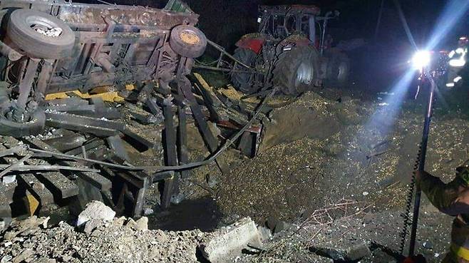 폴란드 동부 우크라이나 국경 마을에 떨어진 미사일. (사진=로이터, 연합뉴스)