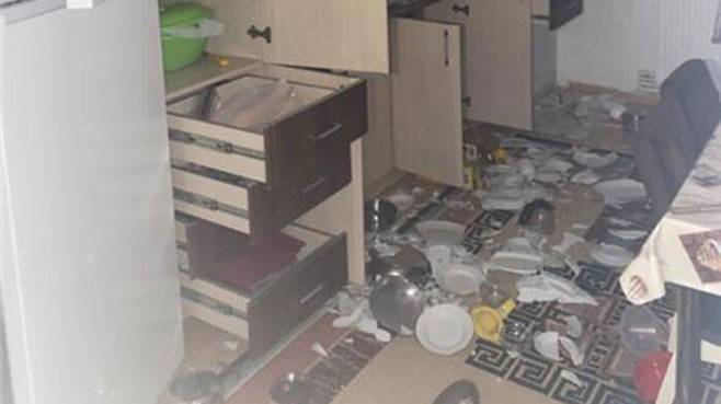 지진 발생 후 뒤즈제 주에 있는 한 집의 모습이라며 트위터에 올라온 사진 (사진=트위터 캡처, 연합뉴스)