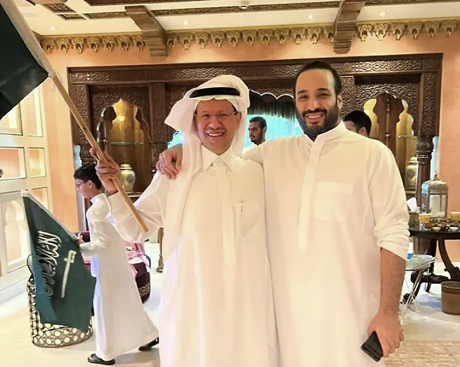 23일(현지시각) 모하메드 빈 살만 사우디 왕세자(오른쪽)가 동생 압둘아지즈 왕세자와 함께 기념 촬영을 하고 있다. 알라비야뉴스 갈무리