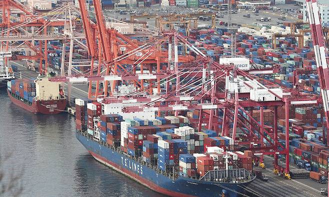 지난 21일 부산항 감만부두에서 컨테이너 하역작업이 진행되고 있다. 연합뉴스