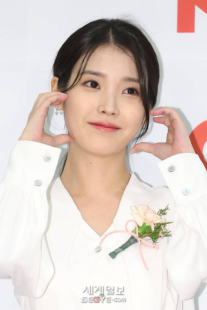 가수 겸 배우 아이유(본명 이지은)이 23일 오후 서울 영등포구 여의도동 중소기업중앙회 KBIZ홀에서 열린 42회 한국영화평론가협회상&nbsp;레드카펫 행사에 참석해 포토타임을 갖고 있다.