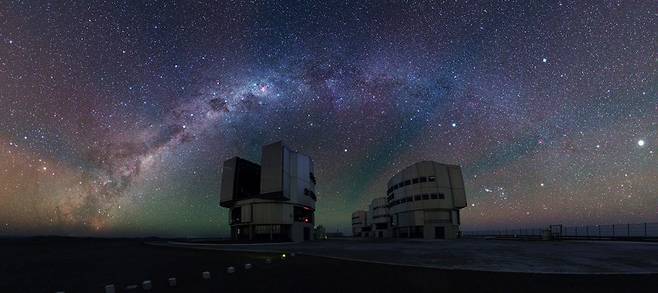 칠레 남부 아타카마 사막의 초거대망원경(VLT)을 거느린 파라날 천문대 위의 하늘에 나타난 대기광.사진=ESA