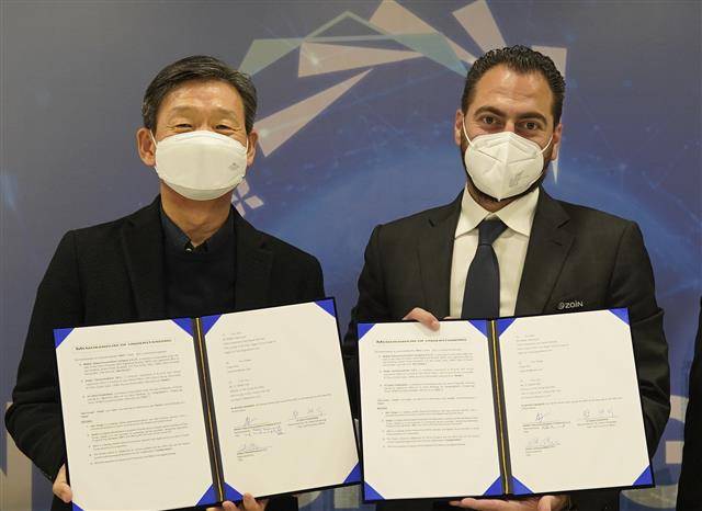 미래 기술·플랫폼 기업으로 변모한 통신사들이 해외시장에 진출하고 있다. 지난 3월 ‘MWC 2022’에서 황현식(왼쪽) LG유플러스 대표와 말렉 함무드 자인그룹 최고투자책임자(CIO)가 업무협약을 마치고 기념촬영을 하는 모습.LG유플러스 제공