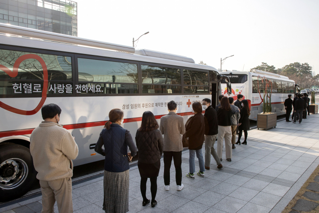 삼성 임직원들이 경기 수원 삼성디지털시티에서 헌혈 버스 앞에 줄을 서 있다. 사진 제공=삼성전자