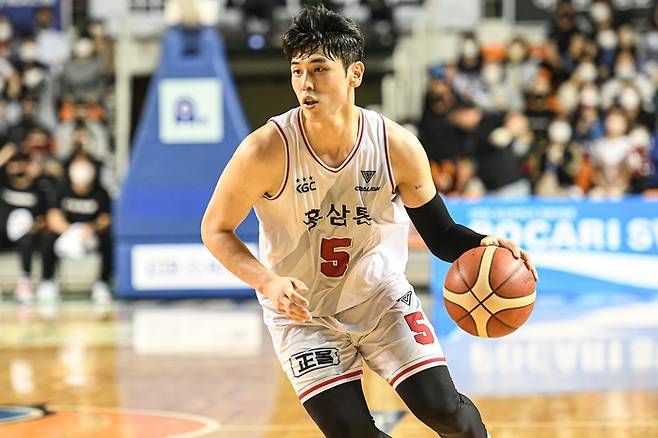 인삼공사 변준형이 23일 KCC전에서 드리블 하고 있다. KBL 제공