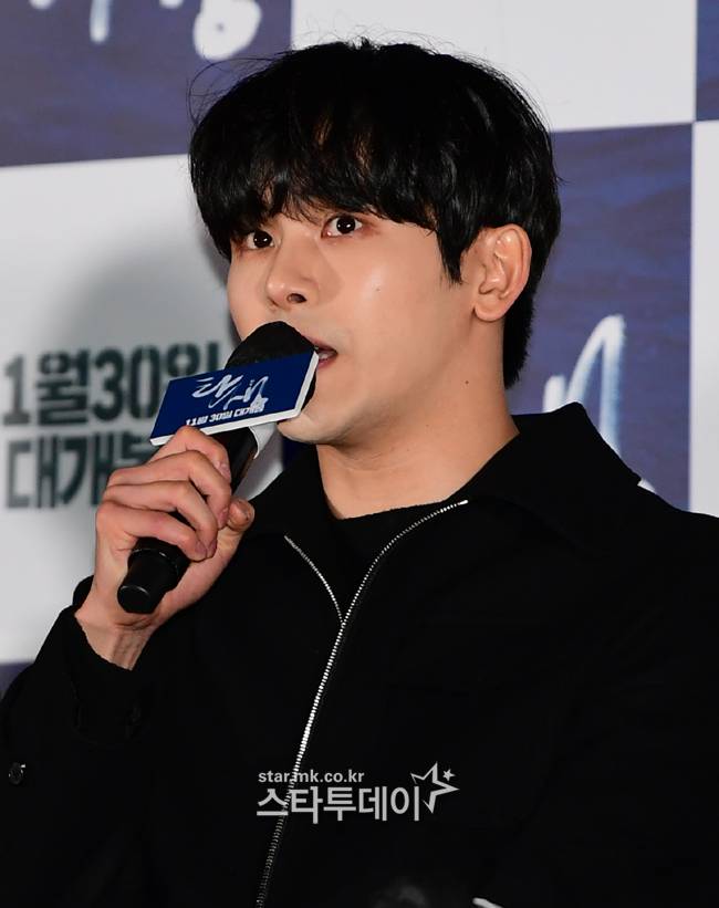 영화 ‘탄생’의 배우 이호원이 취재진 질문에 답하고 있다.