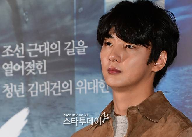 영화 ‘탄생’의 배우 윤시윤이 취재진 질문에 집중하고 있다.