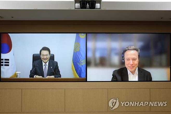 테슬라 일론 머스크 화상 접견하는 윤석열 대통령 (서울=연합뉴스) 안정원 기자 = 윤석열 대통령이 23일 서울 용산 대통령실 청사에서 화상으로 테슬라 최고경영자(CEO) 일론 머스크를 접견하고 있다. 2022.11.23 [대통령실 제공. 재판매 및 DB금지] jeong@yna.co.kr