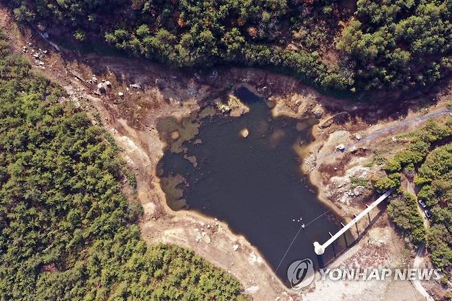 바닥 드러낸 완도 금일도 상수원 (완도=연합뉴스) 천정인 기자 = 23일 오후 전남 완도군 금일읍 금일저수지(상수원)가 심한 가뭄으로 바닥을 드러내고 있다. 금일저수지 저수율은 4.3%로 금일읍 주민들은 2일 급수, 4일 단수하는 제한급수에 처해 있다. 2022.11.23 iny@yna.co.kr