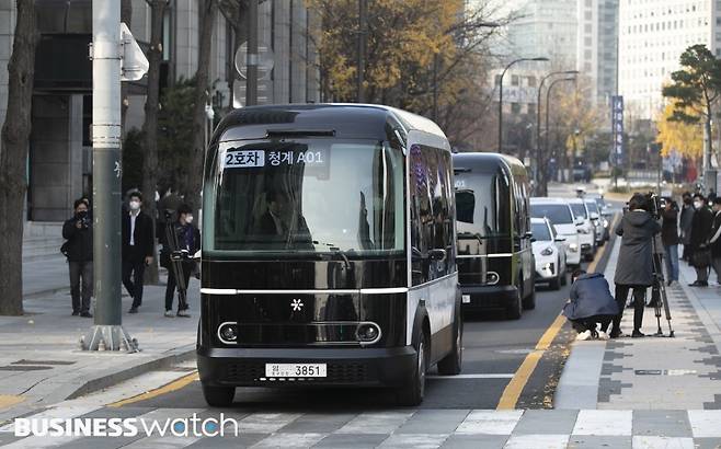 24일 서울 중구 청계광장에서 열린 '청계천 자율주행버스 운행 선포식'에서 전기 자율주행 전용버스(셔틀버스)가 시험 운행하고 있다. 이날 선포식을 기점으로 오는 25일부터 2대의 버스가 청계광장을 출발해 세운상가를 거쳐 다시 청계광장으로 돌아오는 3.4㎞ 구간을 운행한다./사진=이명근 기자 qwe123@