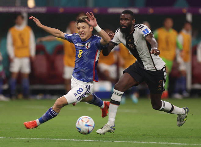 안토니오 뤼디거가 23일 열린 2022 FIFA 카타르월드컵 일본과 조별리그에서 도안 리쓰와 경합을 벌이고 있다.(사진=AFPBBNews)