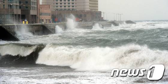 거센 파도.(자료사진)ⓒ News1 DB