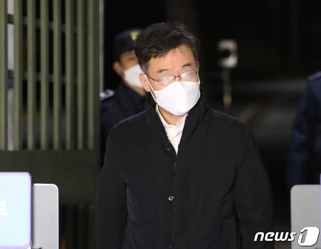 화천대유자산관리 대주주 김만배 씨가 24일 새벽 경기 의왕시 서울구치소를 나서고 있다. 2022.11.24/뉴스1 ⓒ News1 김영운 기자