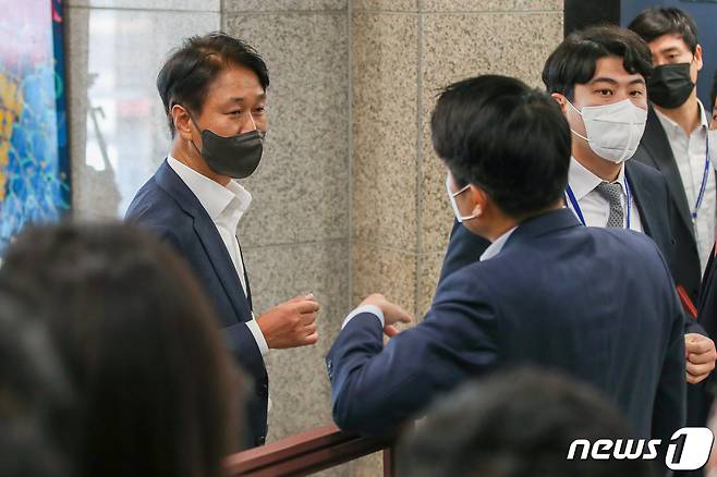 지난 18일 용산 대통령실에서 윤석열 대통령 출근길 문답(도어스테핑)이 끝난 후 이기정 홍보기획비서관(왼쪽)과 MBC 기자가 설전을 벌이고 있다. 윤 대통령은 MBC 공군 1호기 탑승 배제에 대해 "국가안보의 핵심 축인 동맹 관계를 사실과 다른 가짜뉴스로 이간질하려고 아주 악의적인 행태를 보였기 때문에 대통령의 헌법수호 책임의 일환으로서 부득이한 조치였다고 생각한다＂고 말했다. 그러자 MBC 기자는 '뭐가 악의적이라는 거냐'고 물었고 윤 대통령은 그대로 집무실로 올라갔다. 현장에 있던 이 비서관이 '들어가시는 분한테 왜 질문을 하냐'는 취지로 말하자 MBC 기자가 '도어스테핑에 개입하지 말라'며 맞서, 양측간 설전이 오갔다. ⓒ News1 안은나 기자