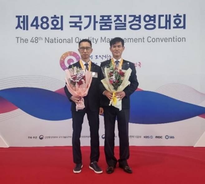 23일 경기도 고양시 킨텍스에서 열린 제48회 국가품질경영대회에서 개인제안사례부문과 품질분임조 현장개선부문 각각 동상을 차지한 김동욱 한국타이어앤테크놀로지 PCR2Sub팀 라인장(왼쪽), 박정권 TBRSub팀 사원이 기념촬영을 하고 있다.(한국타이어앤테크놀로지 제공)