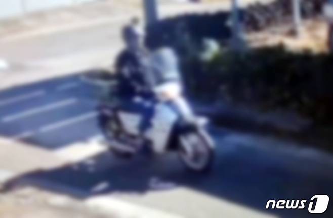 특정범죄가중처벌 등에 관한 법률 위반(절도) 혐의로 입건된 40대가 오토바이를 타고 범행장소로 향하는 모습.(서귀포경찰서 제공)