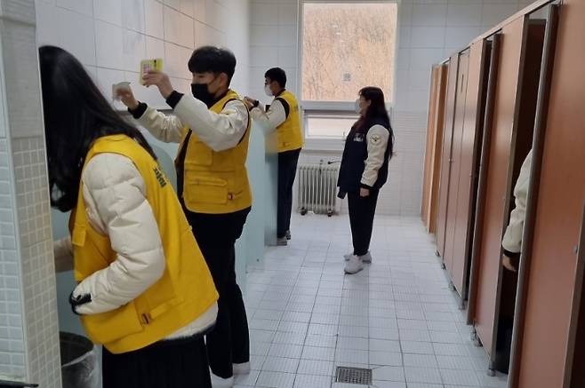 23일 한국영상대에서 세종시, 경찰, 학생 등으로 구성된 점검반이 화장실 불법촬영 여부를 확인하고 있다.(세종시 제공) / 뉴스1