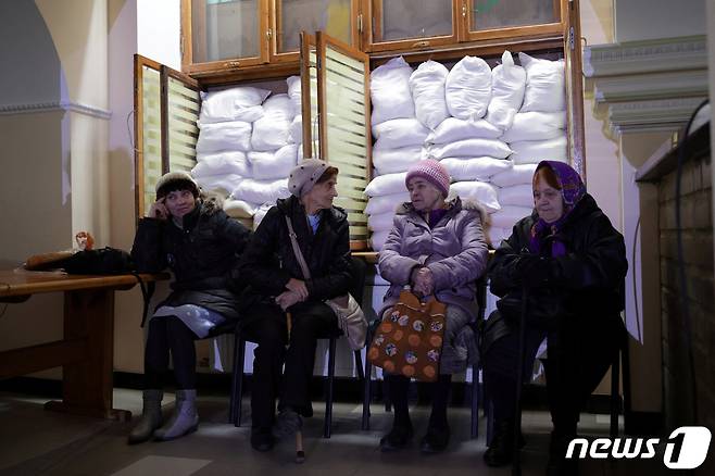 러시아 군이 우크라이나 헤르손 지역에서 물러난 가운데 여성들이 22일(현지시간) 식량과 생수 등 구호품을 기다리고 있다. ⓒ 로이터=뉴스1 ⓒ News1 최종일 기자