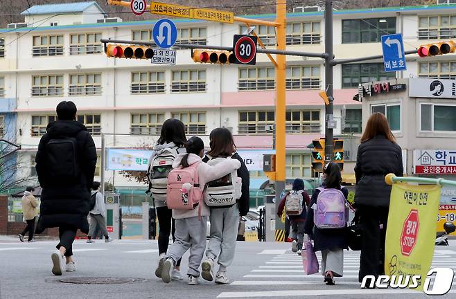24일 서울에 위치한 한 초등학교로 어린이들이 등교하고 있다. 2022.11.24/뉴스1 ⓒ News1 장수영 기자