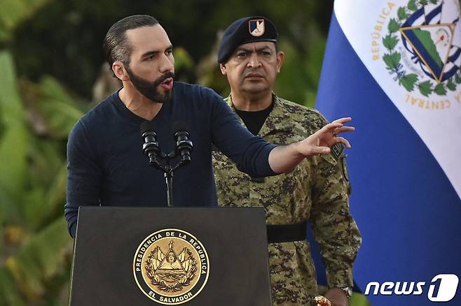 24일(현지시간) 나집 부켈레 엘 살바도르 대통령은 지난 8개월 간 ‘폭력 갱단과의 전쟁’을 선포하고 약 5만 명 이상의 체포를 명령했다. ⓒ AFP=뉴스1 ⓒ News1 이서영 기자