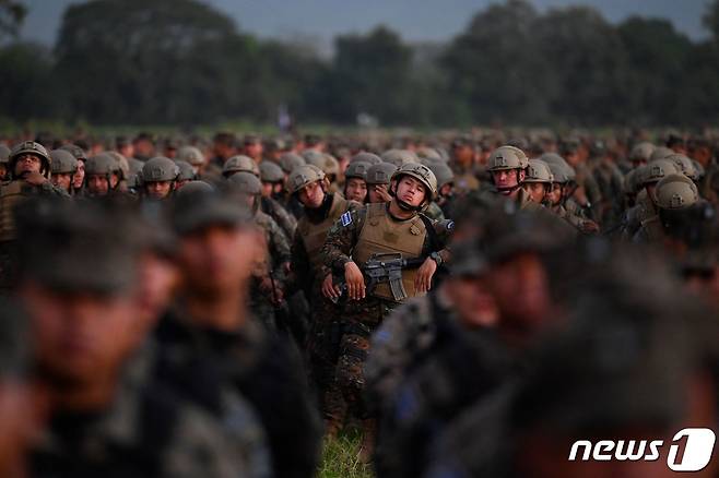 24일(현지시간) 나집 부켈레 엘 살바도르 대통령은 지난 8개월 간 ‘폭력 갱단과의 전쟁’을 선포하고 약 5만 명 이상의 체포를 명령했다. 부켈레 대통령은 보안 강화를 위해 군인 2만 명과 경찰 200명을 투입할 예정이다. ⓒ AFP=뉴스1 ⓒ News1 이서영 기자
