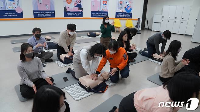경기도의회 사무처 직원들이 경기도국민안전체험관에서 심폐소생술 교육을 받고 있다.
